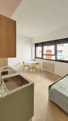 Cucina; luce naturale, pavimento in legno