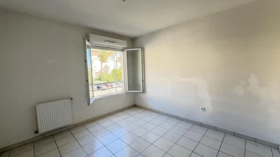 Spavaća soba; pločice, prirodno svjetlo