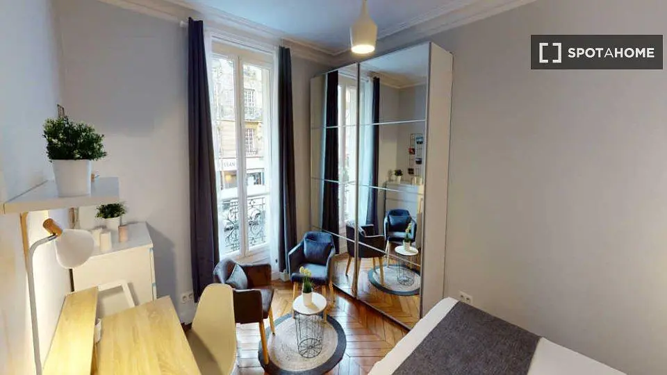 Quarto; chão de madeira, luz natural, estilo moderno