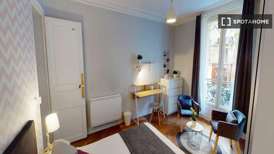 Quarto; luz natural, chão de madeira