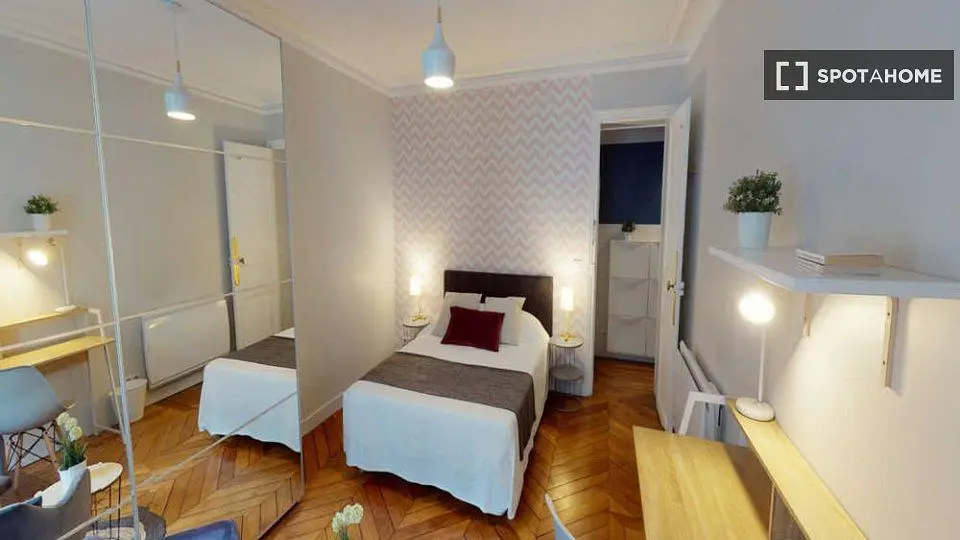 Quarto; chão de madeira, luz natural, estilo moderno