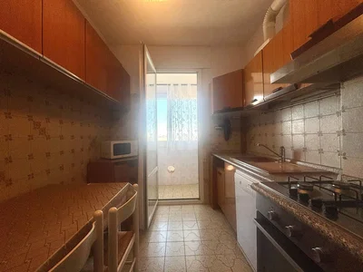 Кухиња; плочице, кухињски апарати, природно светло