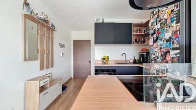 Kuhinja; kuhinjski aparati, drveni pod, prirodno svjetlo