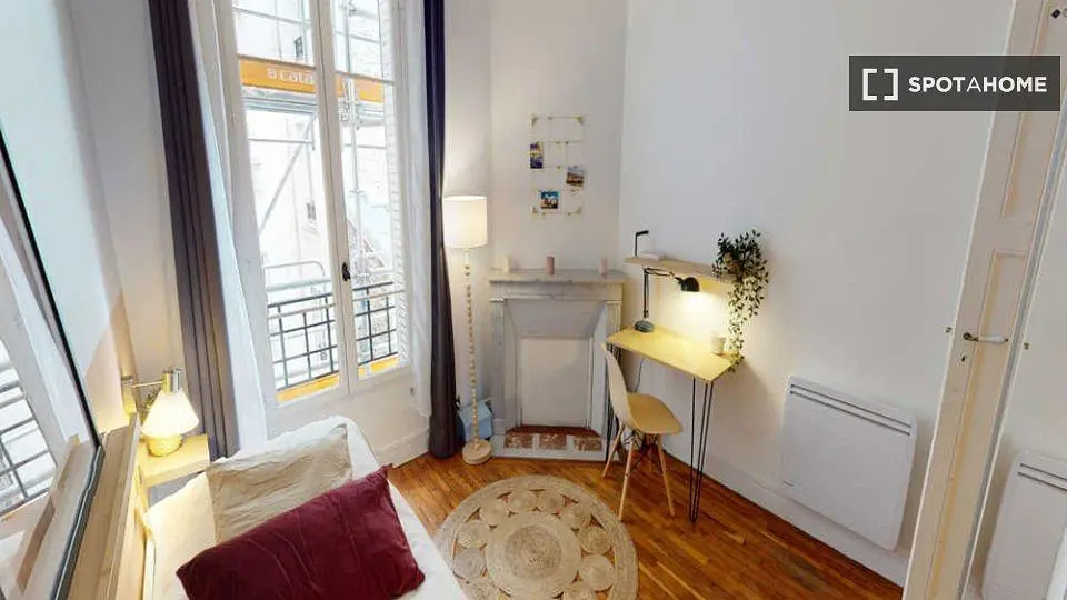 Bedroom; wood floor, natural light, modern style