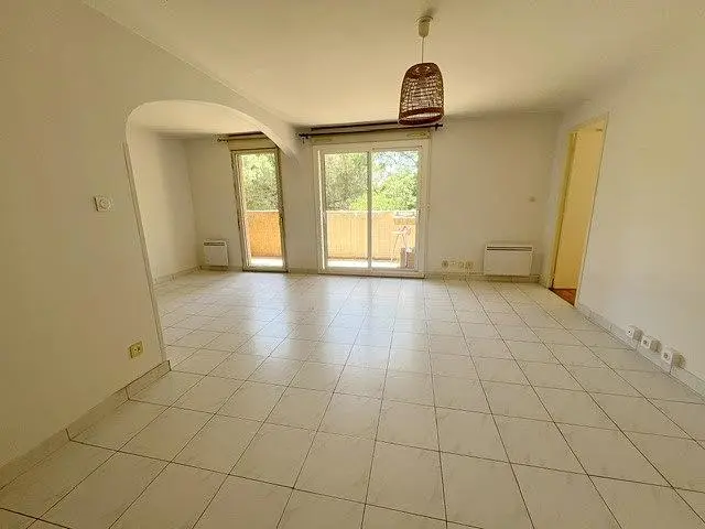 Wohnzimmer; fliesenboden, tageslicht