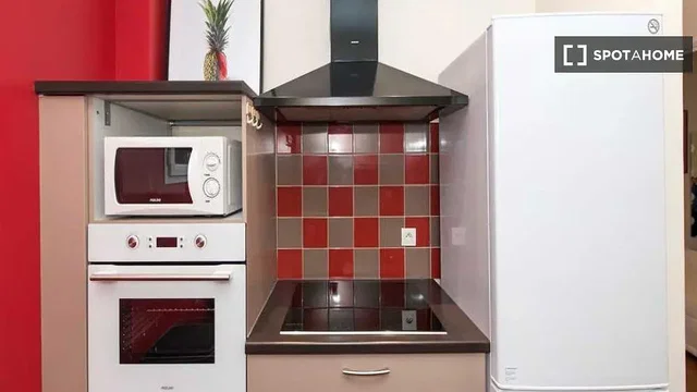 Kitchen; kitchen appliances, natural light