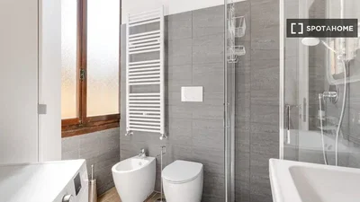 Badezimmer; fliesenboden, tageslicht