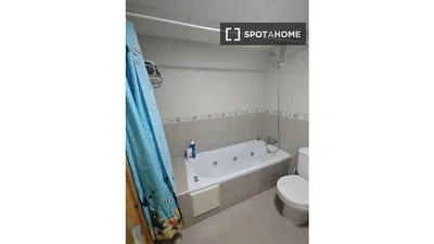 Badezimmer; fliesenboden, tageslicht