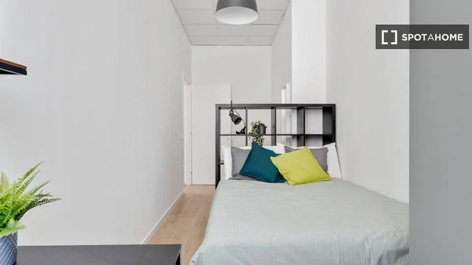 Schlafzimmer; holzboden, tageslicht, moderner stil