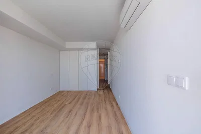 Schlafzimmer; holzboden, tageslicht