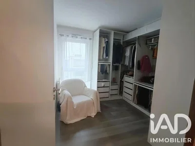 Δωμάτιο; ξύλινο πάτωμα, φυσικό φως