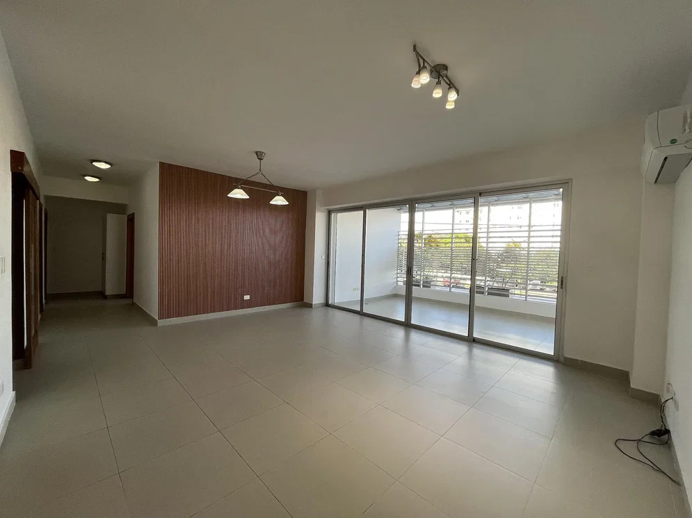 Woonkamer; tegelvloer, natuurlijk licht