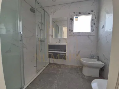 Koupelna; dlažba, přirozené světlo