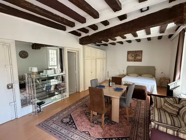 Chambre; poutres en bois, lumière naturelle