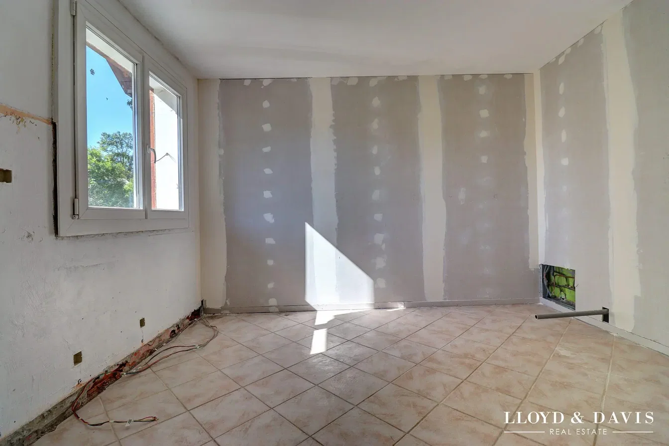 Other; needs renovation, tile floor, natural light