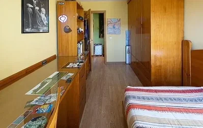 Schlafzimmer; holzboden, holzbalken, tageslicht