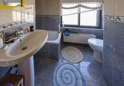 Badezimmer; fliesenboden, tageslicht