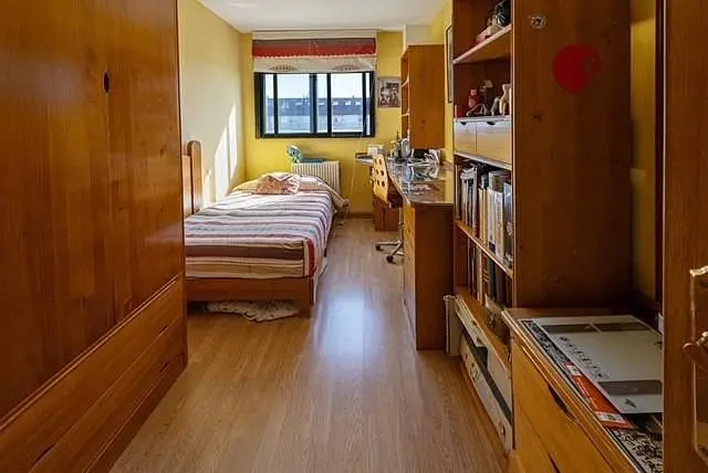 Schlafzimmer; holzboden, tageslicht