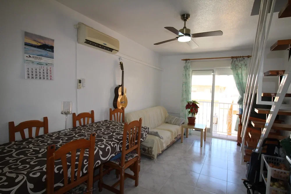 Salón; luz natural, suelo de baldosas