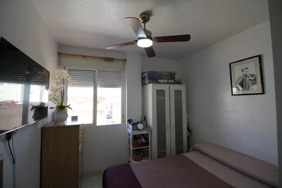 Dormitorio; luz natural, suelo de madera