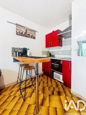 Cuisine; électroménager, carrelage, lumière naturelle