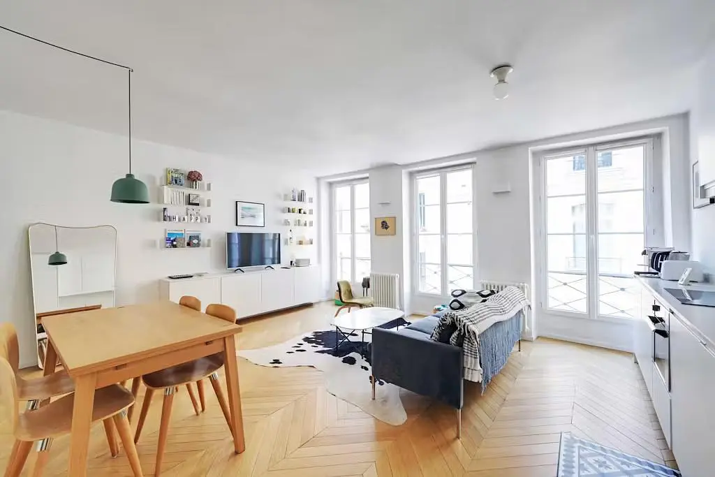 Salón; suelo de madera, luz natural, estilo moderno