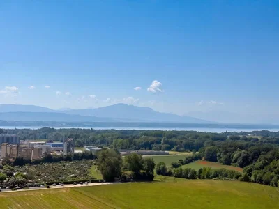 Hiša in okolica; razgled, naravna svetloba