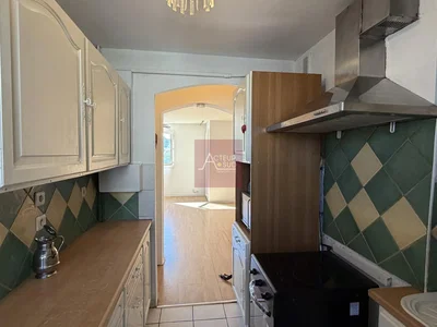 Kuhinja; kuhinjski aparati, pločice, potrebna renovacija