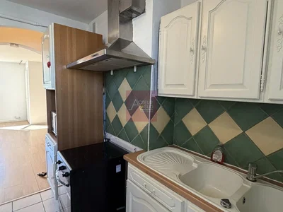 Kuhinja; kuhinjski aparati, pločice, potrebna renovacija