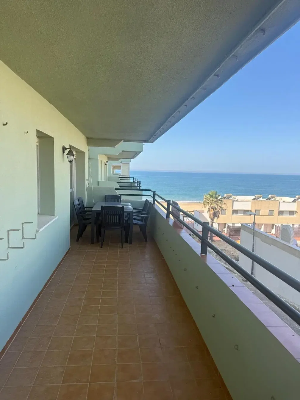 Balcón; vista, suelo de baldosas