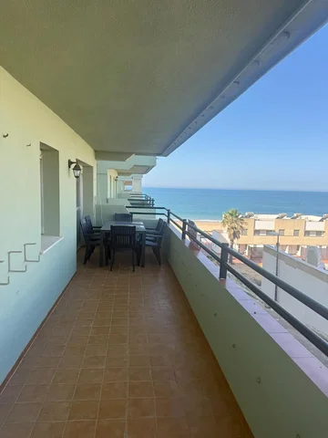 Balcón; vista, suelo de baldosas
