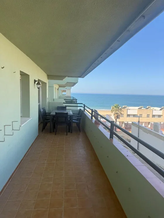 Balcón; vista, suelo de baldosas