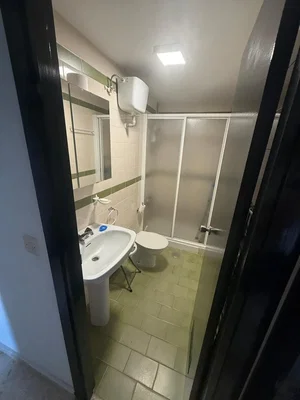 Aseo; suelo de baldosas, necesita renovación