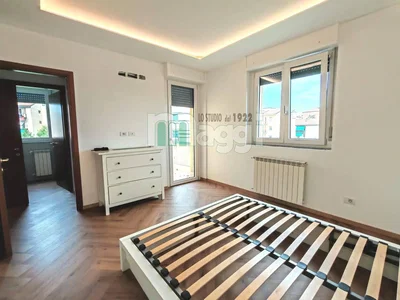 Spavaća soba; drveni pod, prirodno svjetlo