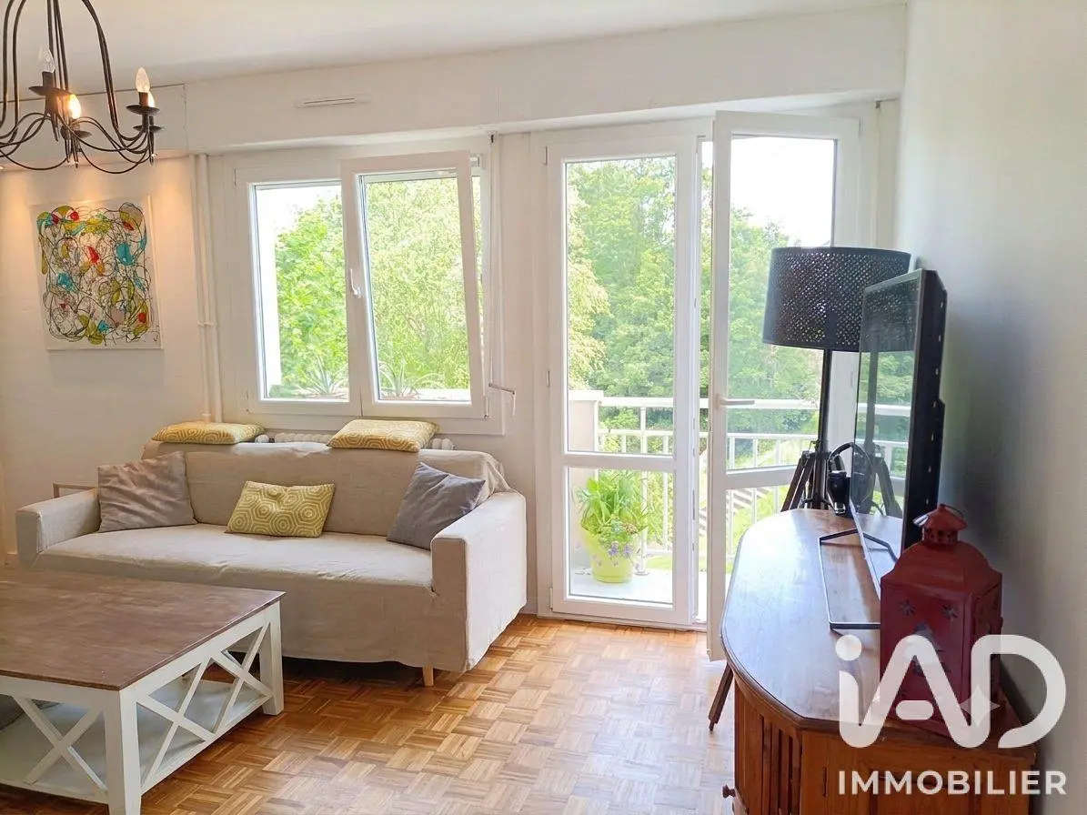 Living room; wood floor, natural light, view