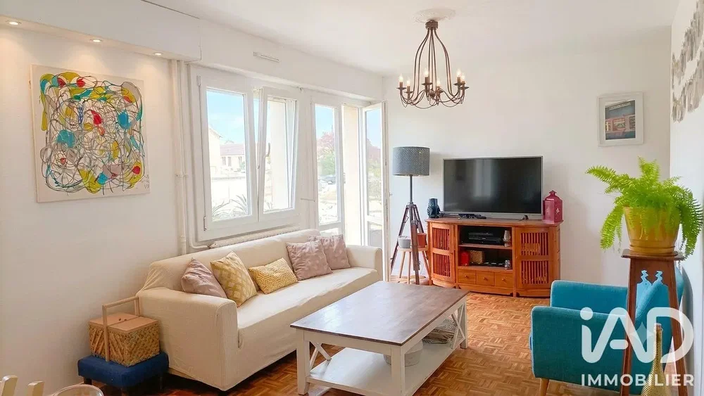 Living room; natural light, modern style, wood floor