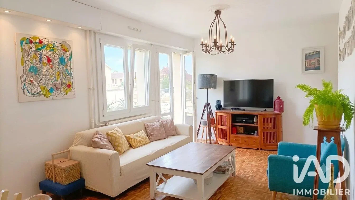 Living room; natural light, modern style, wood floor