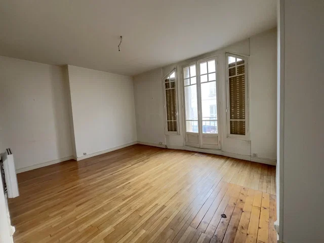 Σαλόνι; ξύλινο πάτωμα, φυσικό φως