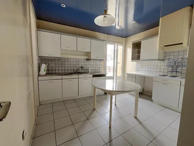Kitchen; tile floor, kitchen appliances, natural light