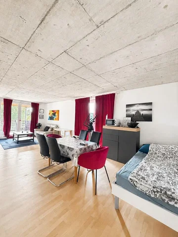 Woonkamer; houten vloer, natuurlijk licht