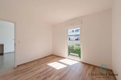 Soggiorno; luce naturale, pavimento in legno