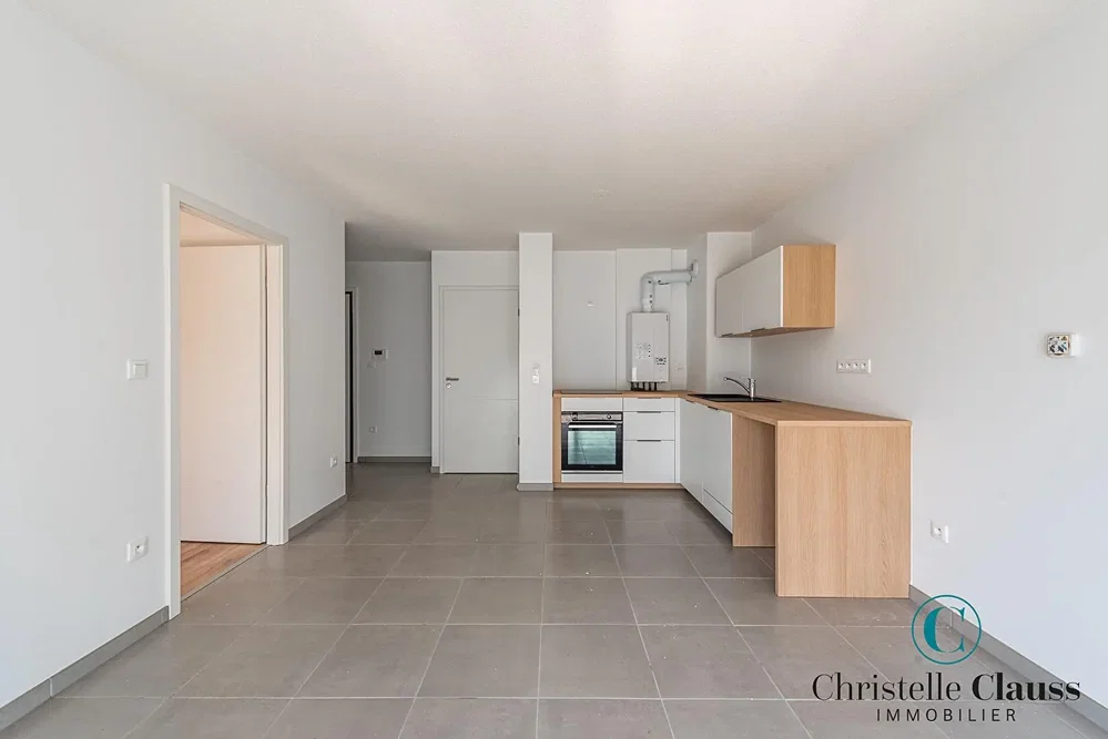 Cucina; elettrodomestici, pavimento in piastrelle, luce naturale, ristrutturato