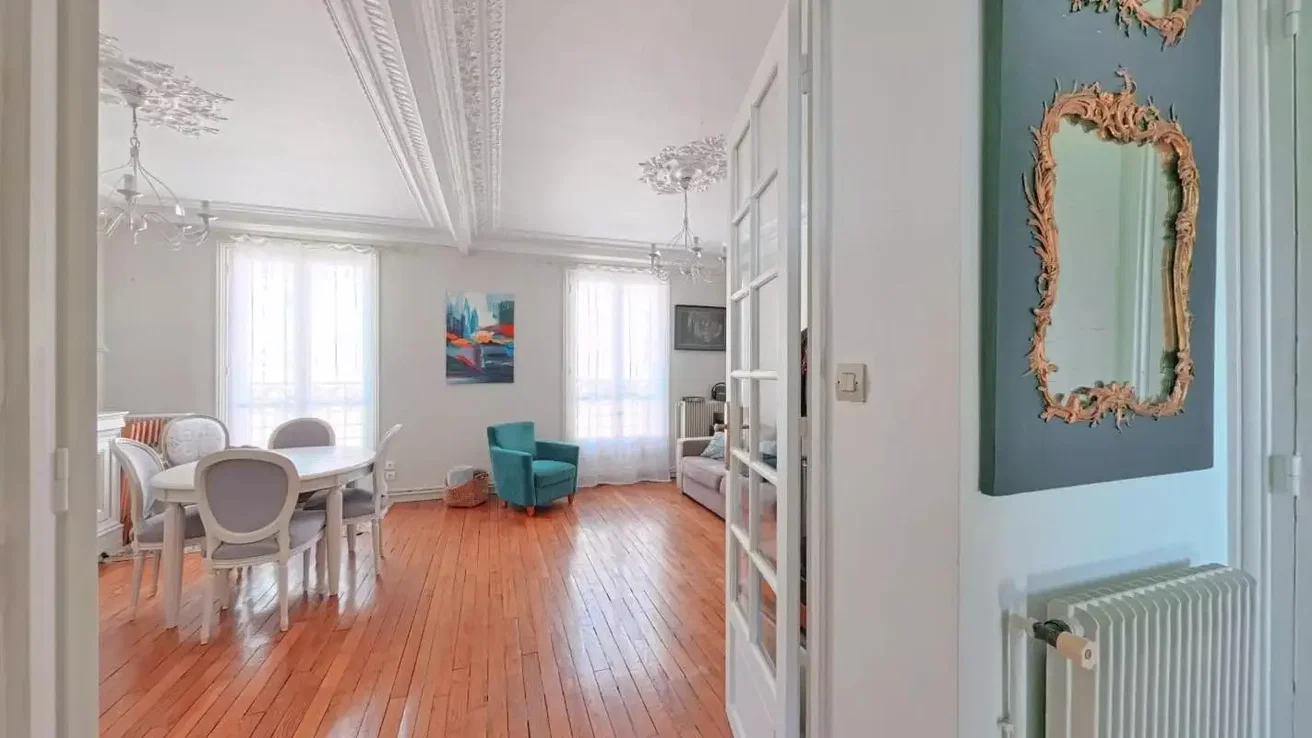 Salon; parquet, lumière naturelle, style moderne