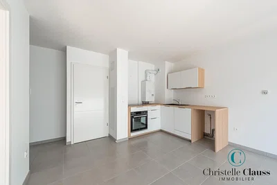 Cucina; pavimento in piastrelle, elettrodomestici, luce naturale, ristrutturato