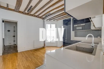 Cuisine; parquet, électroménager, lumière naturelle