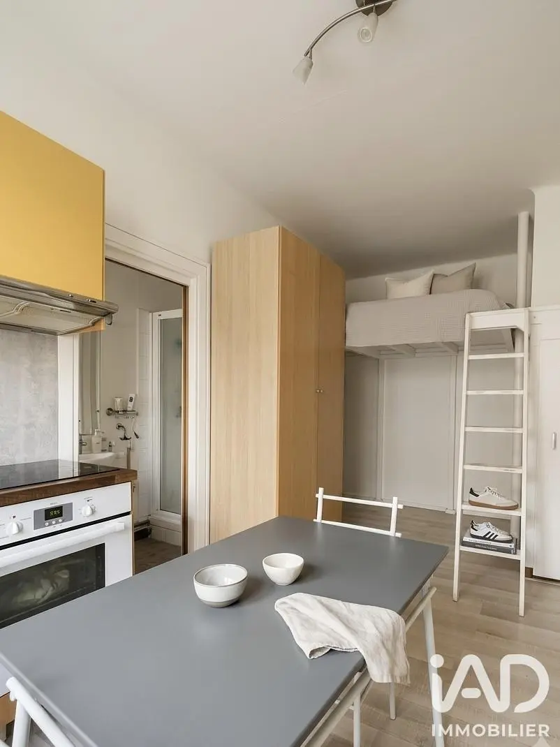 Kitchen; kitchen appliances, wood floor, natural light