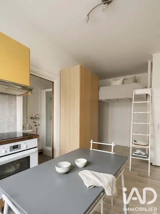 Kitchen; kitchen appliances, wood floor, natural light