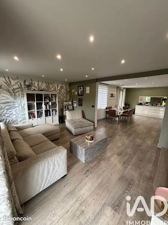 Salon; parquet, lumière naturelle, style moderne