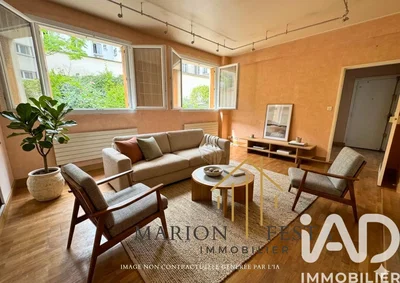Salon; parquet, lumière naturelle, style moderne