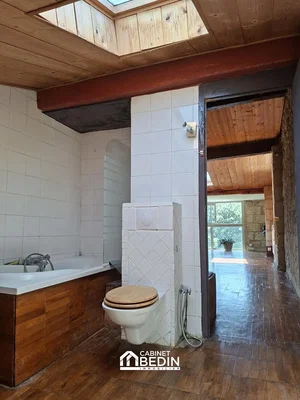 Toilettes; parquet, carrelage, lumière naturelle